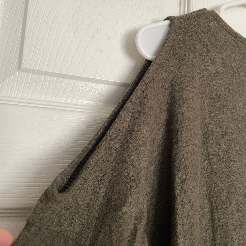 Design Lab Lord & Taylor Green V-Neck Long sleeve Top - Picture 4 of 6
